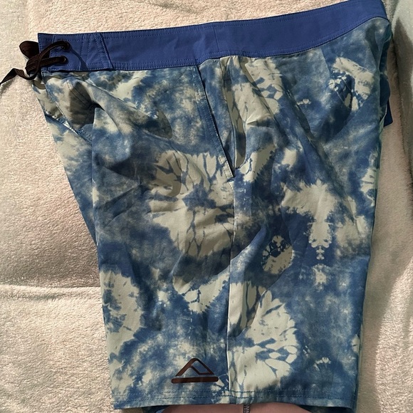 Reef Blue Tie-Dye Swim Shorts 
Men’s 
T3 - Picture 10 of 13